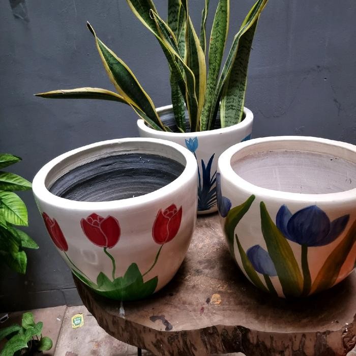 Pot bunga dari tanah liat di lukis gambar Daun hijau dan pink warna dasar putih diameter 30 Ttinggi