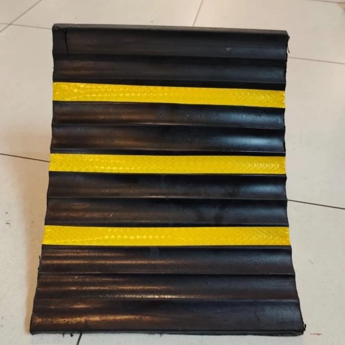 Whell Chock RUbber Besar Ganjalan Ban Mobil/ Ganjalan mobil Rubber