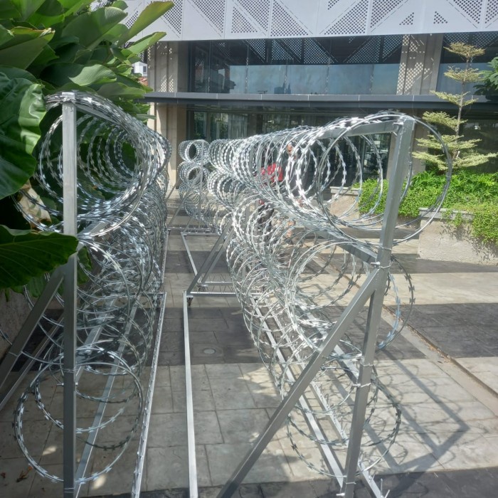 Pagar Barikade Kawat Duri Silet Razor Wire untuk huru hara