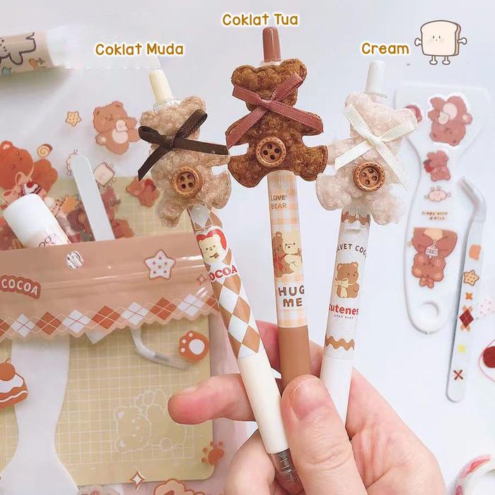 

Pulpen Pena Tekan Mekanik Tempelan Beruang Teddy Bear Gel 0.5Mm Warna Hitam Lucu Pulpen Lucu