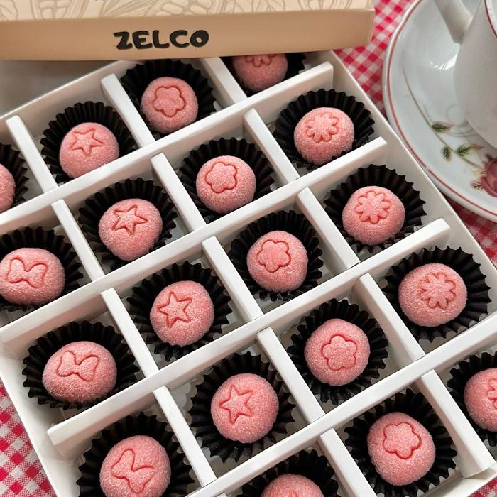 

terbaru !!! zelco - coklat ball premium lembut full strawberry creamy food snack cokelat cemilan