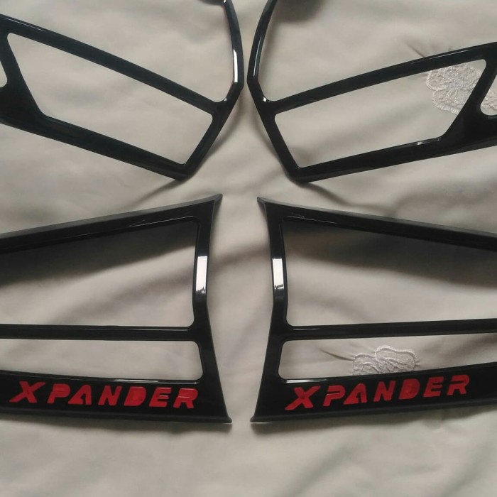 Garnish Garnis Lampu Belakang Hitam Mitsubishi XPANDER Logo XPANDER