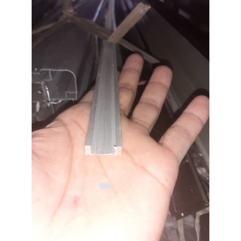 Hjk Rel U etalase, rel bawah