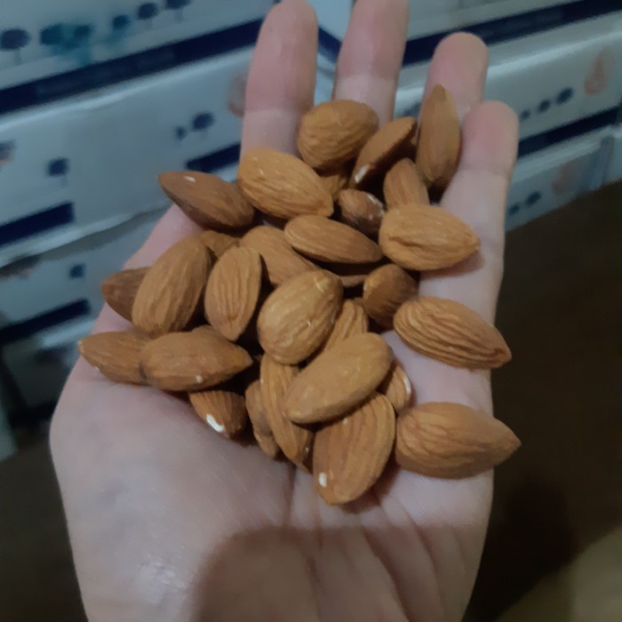 

KACANG ALMOND MENTAH KUPAS ,RAW ALMOND BLUE DIAMOND 1KG