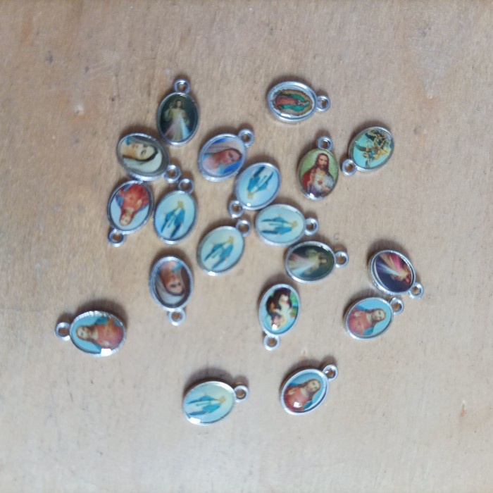 

Terlaris medali gelang rosario ukuran 6x9 mm isi 25 pcs SALE