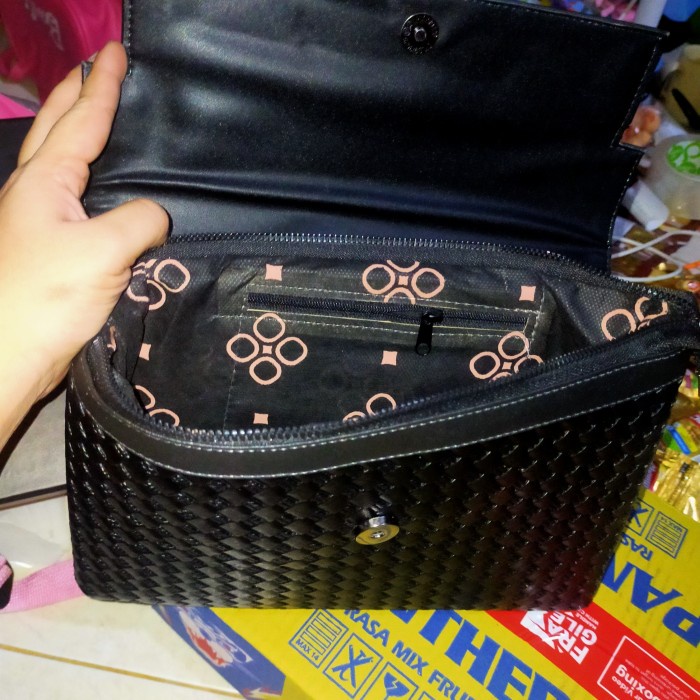TOP CLUTCH GUESS CLUTCH TAS DOMPET GUESS -