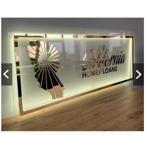 

Kualitas Terjamin Akrilik Papan Nama Toko Gold Timbul Dengan Lampu Led 100X50Cm