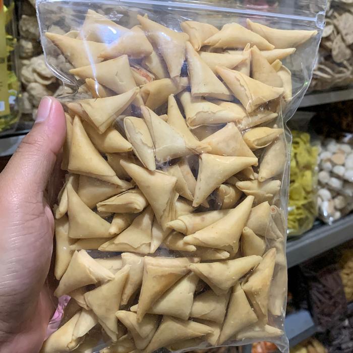

SALE !!! SAMOSA ISI ABON AYAM RASA PEDAS MANIS GURIH DAN RENYAH KEMASAN 500 GRAM CEMILAN MAKANAN