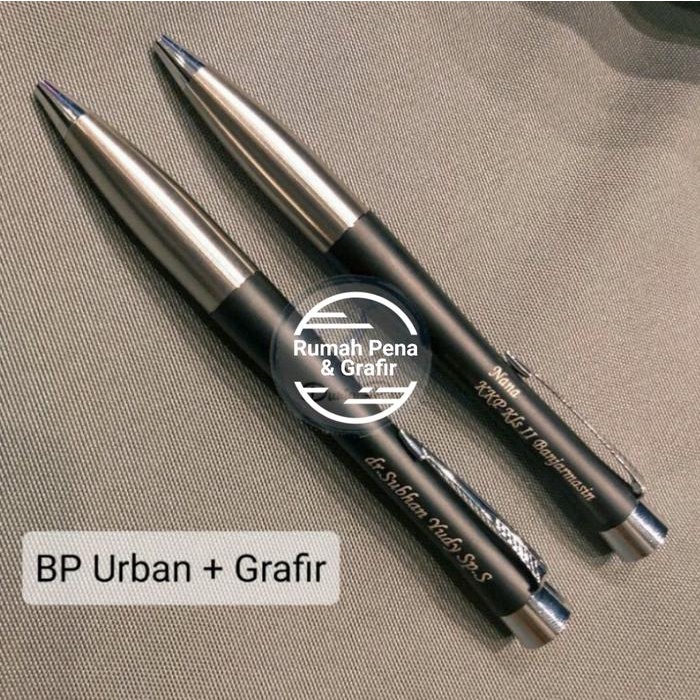 

Bollpoint Urban Metal Black Silver Ekslusive Gratis Box & Gragir Nama Alat Tulis Kode 829