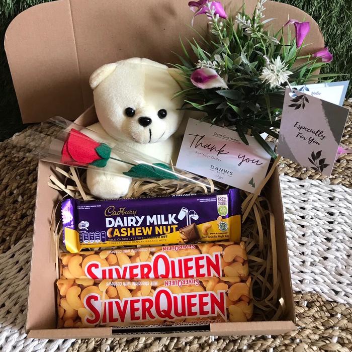

Hadiah Ulang Tahun / Gift Box Cokelat Hampers Boneka Mini Bear Valentine dan Wisuda