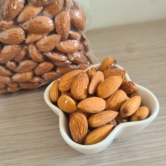 

JH8 Natural Kacang Almond Raw (250 gr)