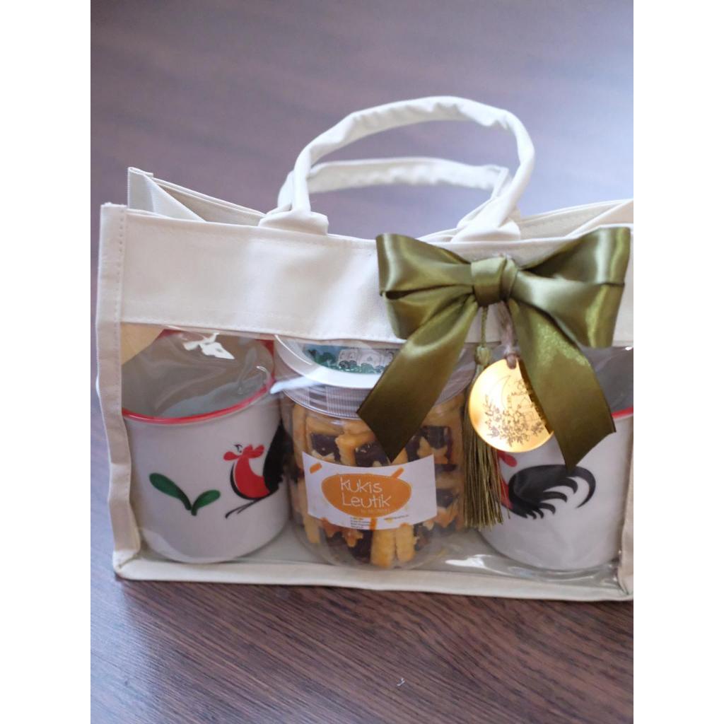 

HJ Hampers Lebaran Kue dan 2 Mug / Hampers Idul Fitri / Parcel Lebaran