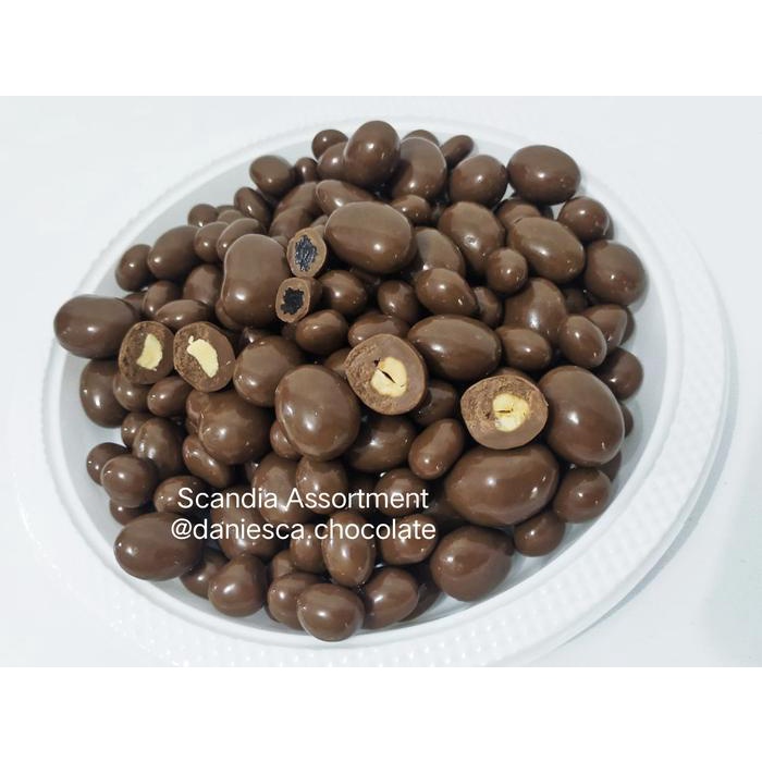 

.500gr coklat Scandia Assortment milk chocolate almond mede Raisin campur chocolate