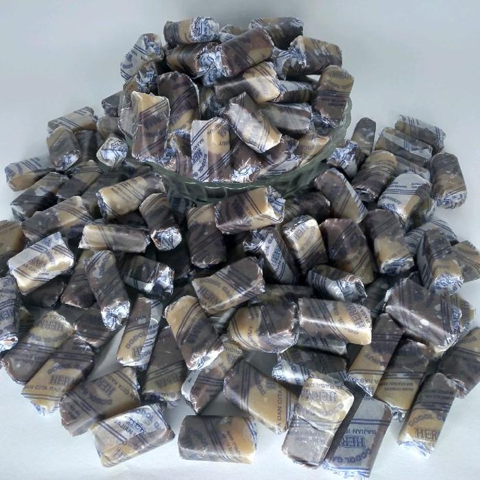 

Dodol Kertas Asli Garut - Tepung Beras Ketan, Gula Putih, Susu, dan Kelapa - Manis, Wortel, Kering,