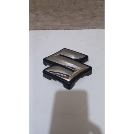 emblem logo apv depan suzuki