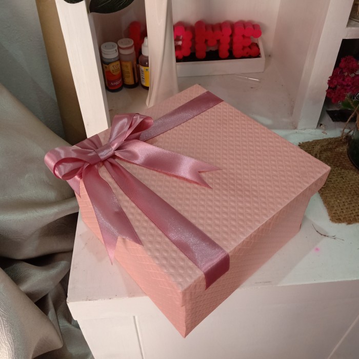 

party- kotak kado / kotak gift / box gift ukuran 17x17x9cm dengan pita besar