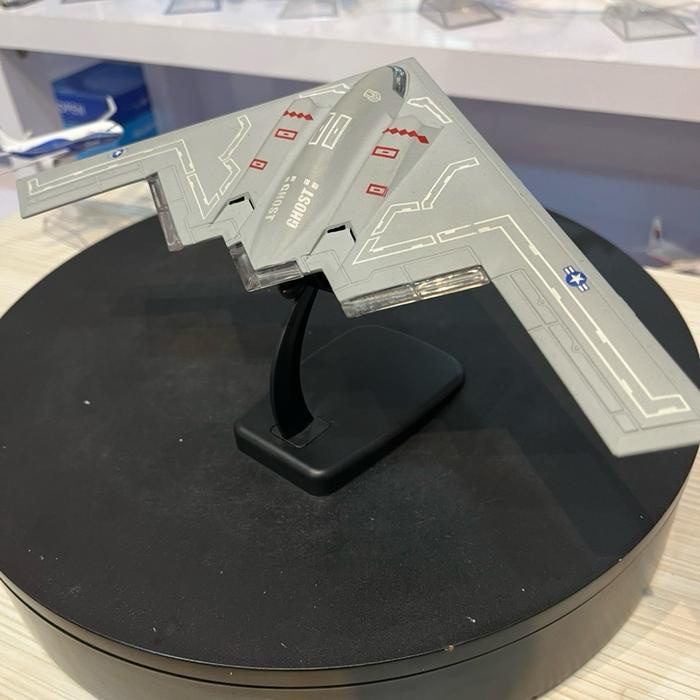 KODE C Miniatur diecast pesawat tempur Pembom siluman B2 Spirit bahan full bersih panjang sayap 30