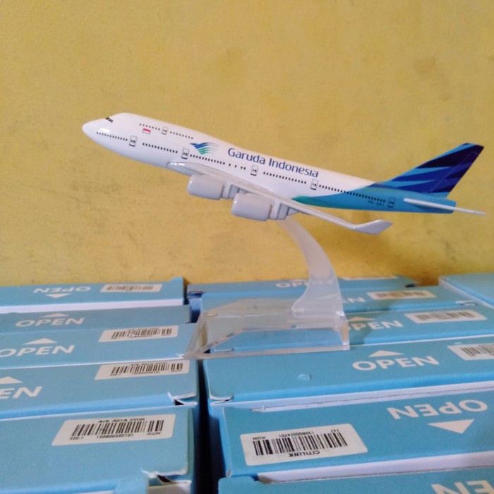 miniatur pesawat Garuda Indonesia Boeing 747