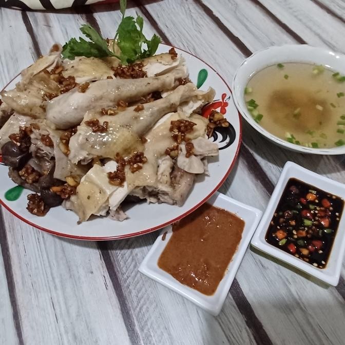 

Ayam Rebus Pek Cam Kee Dengan Saus Siram (Hainan Chicken) Phakcamkai