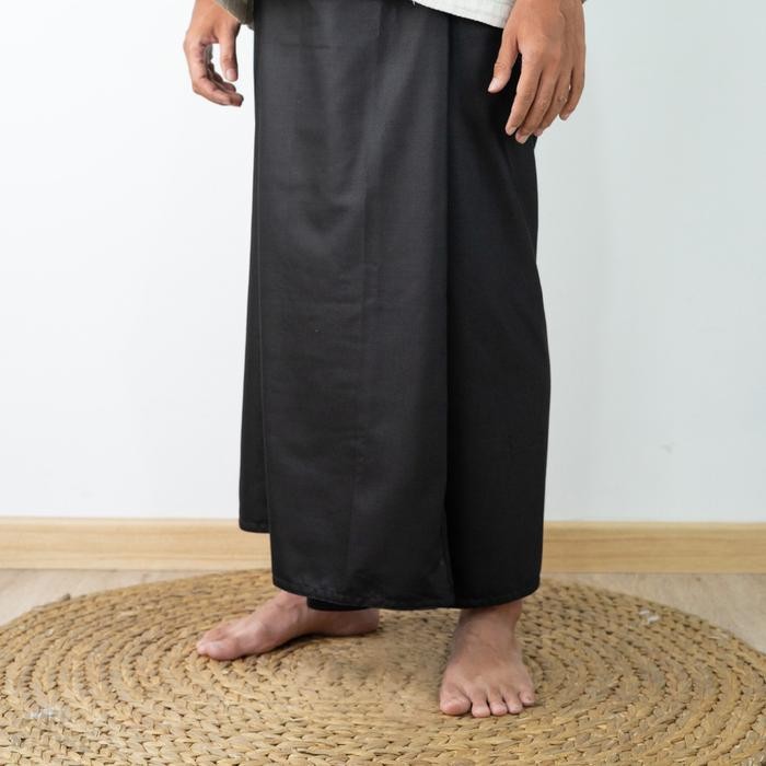 Sarye- Sarung Tenun Songket Wadimor Polos Hitam Putih Motif Bali