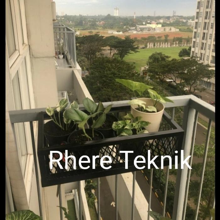Rak Gantung Pot Bunga Tanaman Hias Di Pagar