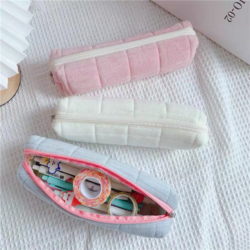 

NEW! Gifu Fluffy Pencil Case / Kotak Pensil Empuk Premium Lembut / Kotak Pensil Bantal Aesthetic