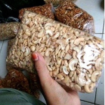 

kacang Mede patahan 1kg (mentah)