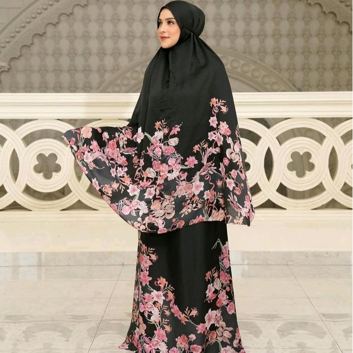 Buttonscarves farra prayer robe Black