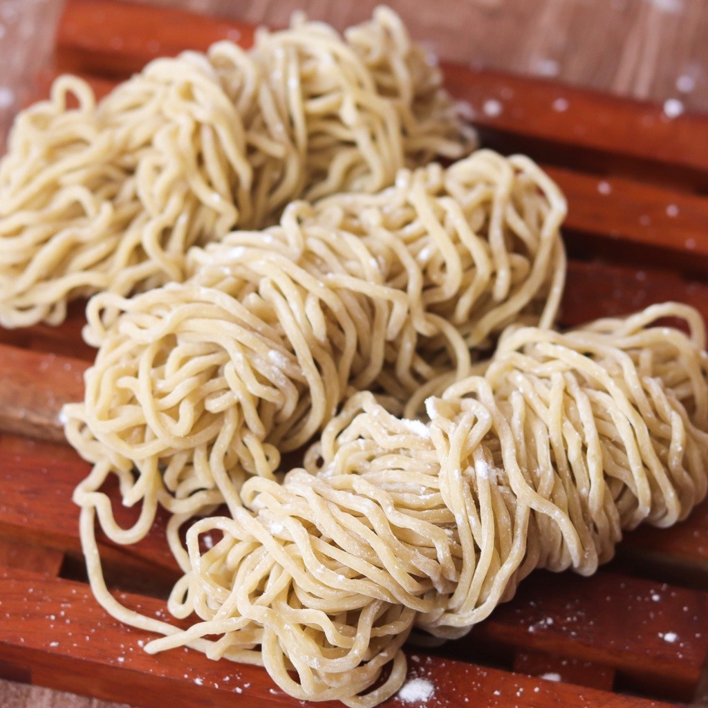 

Mie Mentah Sedang Homemade (Bakmie Ayam) 1KG / 1000 Gram / 10 Porsi Mangkok