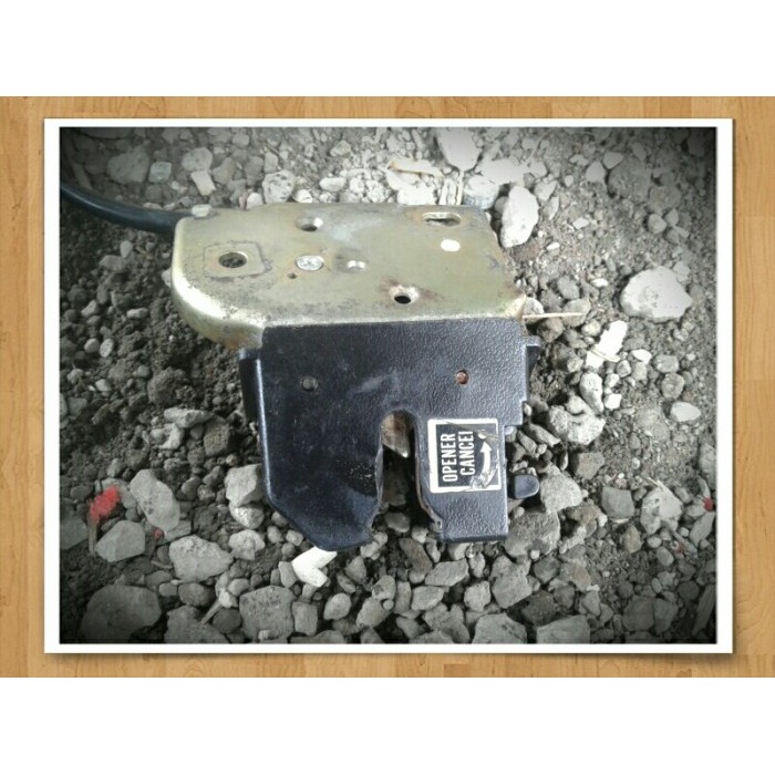 Door Lock Bagasi Mazda 323 Lantis 1995 Bekas