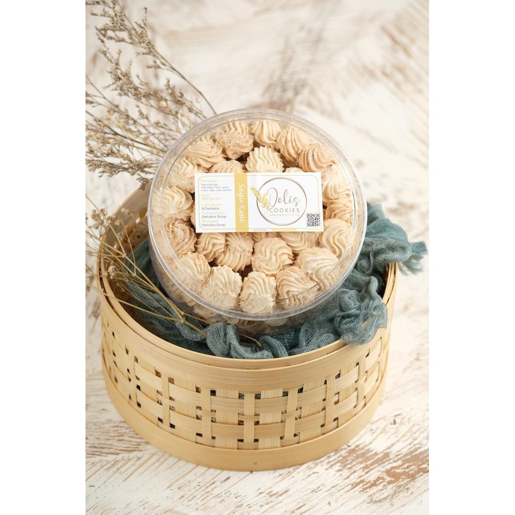 

Kue Sagu Keju Delis Cookies by Defalira - Toples