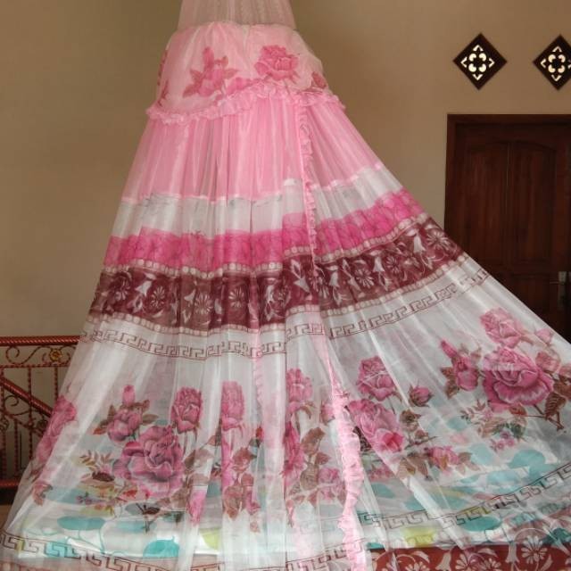 Un KELAMBU GANTUNG MOTIF BUNGA com