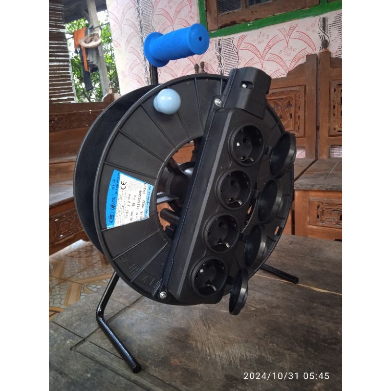 Gulungan kabel listrik stop kontak outdoor