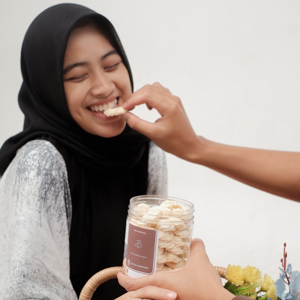 

Beli 1 Gratis 1 Kue Sagu Keju Lumer by Biba Snacks Ukuran Toples 600 ml