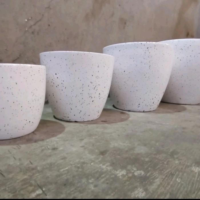 pot gerabah bintik hitam, pot tanah liat, pot bunga cantik, pot putih