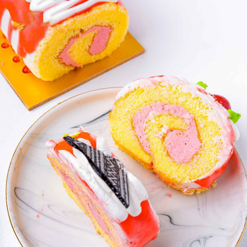 

Momolin Bakery Roll Cake Strawberry - Kue Ultah - Bolu Gulung - Kue Tart