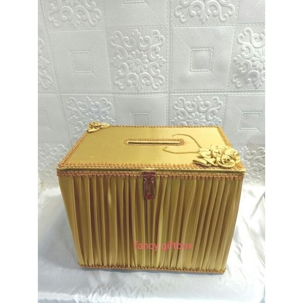 

Aman - Putih Cream Kotak Angpao Kayu