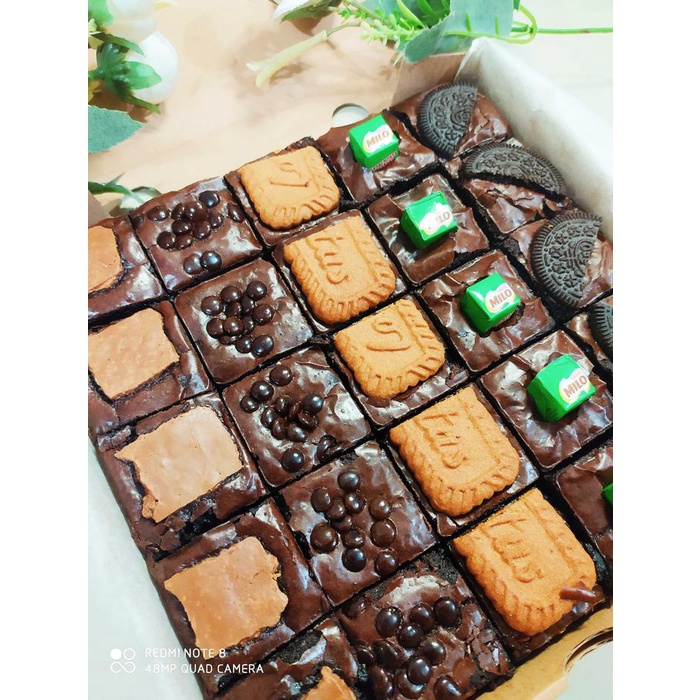 

BROWNIES FUDGY SEKAT LIMA TOPPING MILO SILVERQUEEN LOTUS OREO CHOCOCHIPS 20X20CM KODE 637