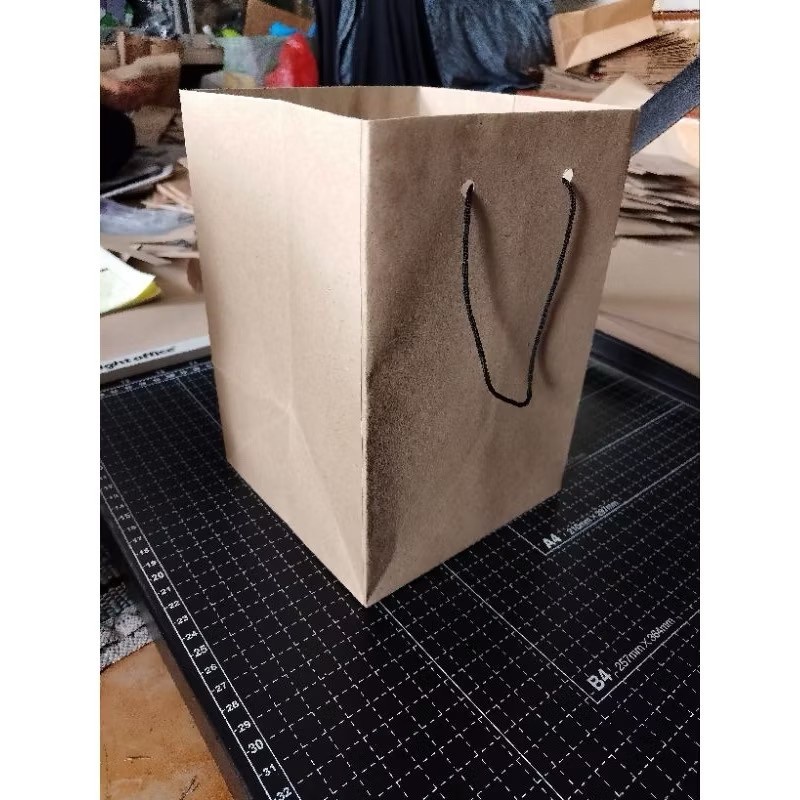

Paper Bag Coklat Polos Ukuran 14x14x20 (paket 12pcs) |Tas kertas |Tas Kado |Tas Souvenir |Paperbag Hampers