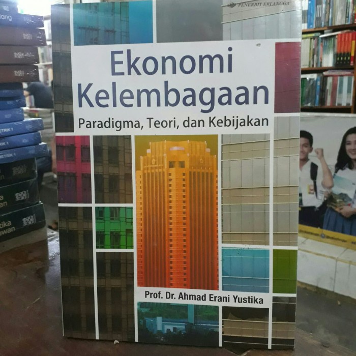 Ekonomi kelembagaan karangan ahmad erani yustika.