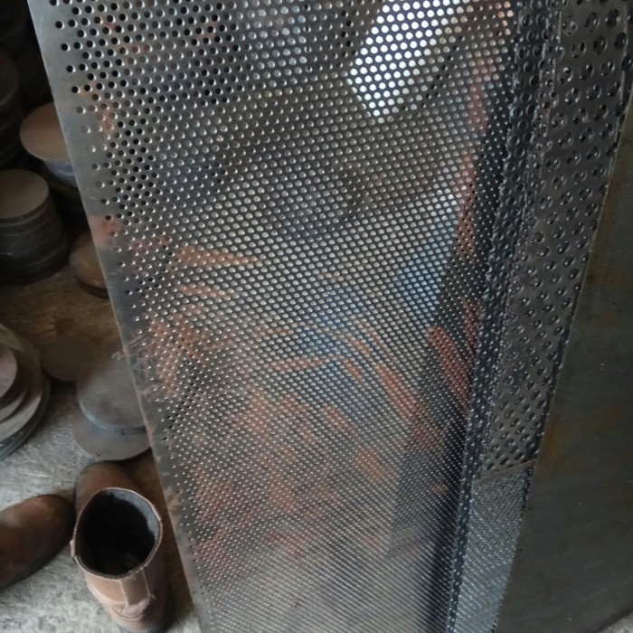 PREMIUM Plat Lubang Besi Bolong Perforated Diameter 4mm Ukuran 50cm x 50cm