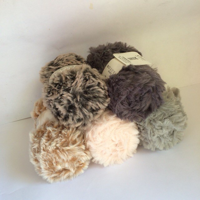 

Benang Rajut Bulu Fur Yarn / Soft Fluffy Fur Faux 32 meter