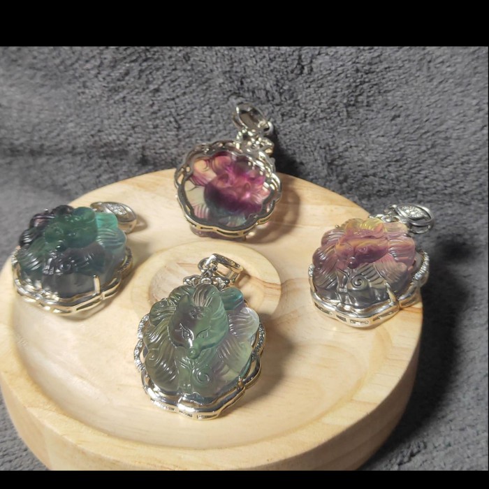 

Terlaris Pendant Natural Fluorite Carving Fox with Nine Tail Top Grade SALE