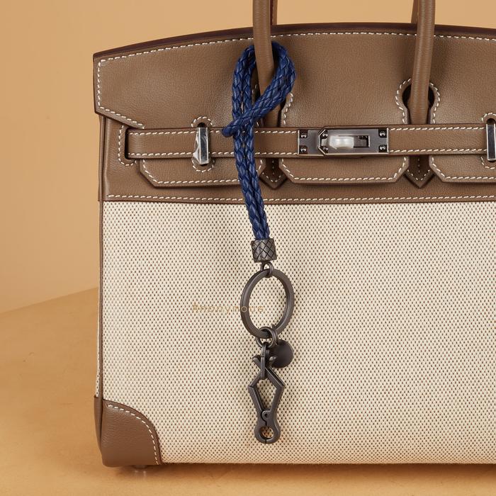 

Terlaris Anonymous Knot Key Charm Leather RHW (Gantungan Tas) SALE