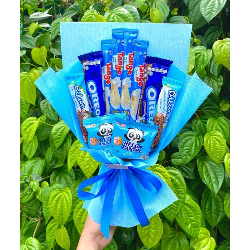 

HJ (K) BUKET SNACK SERBA BIRU CANTIK MENAWAN/ BUKET BUNGA PALSU/ HAMPERS / BUKET WISUDA / BUKET