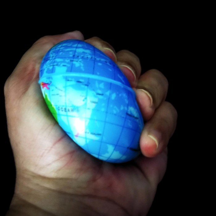 IK Bola Karet Spons Mainan Motif Bola Dunia / Globe (7.5cm)