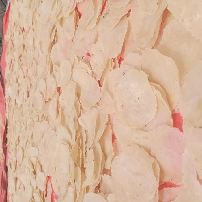 

Emping Melinjo LB((EMPING SETENGAH KERING))Emping Biji 4 kwalitas SUPER//1 Kg