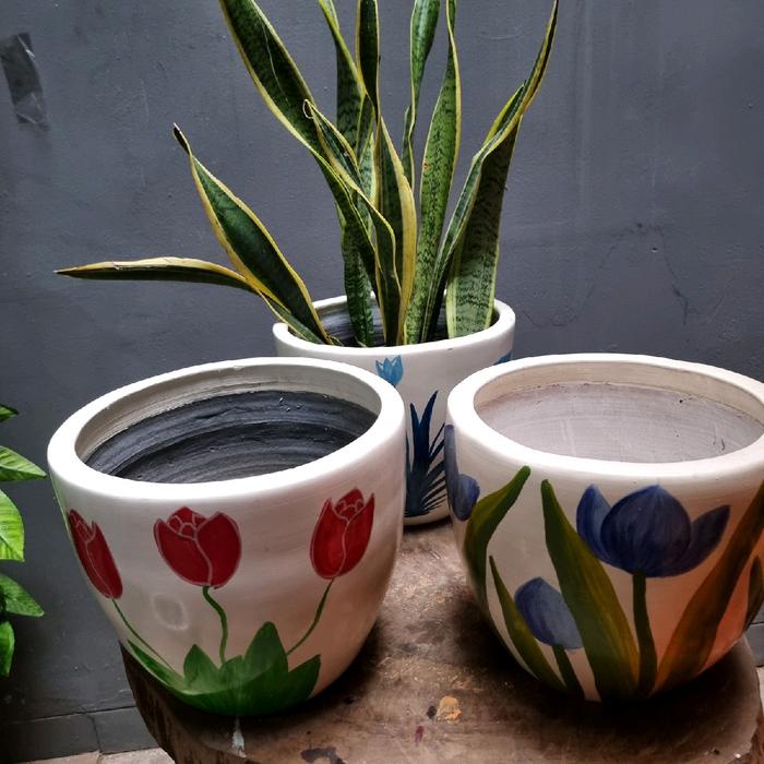 Pot bunga dari tanah liat di lukis gambar Daun hijau dan pink warna dasar putih diameter 30 Ttinggi