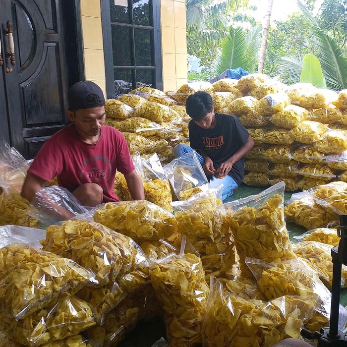 

Kecimpring singkong bawang daun /Comring Bawang 1kg Camilan Snack Makanan Keripik Kering Food