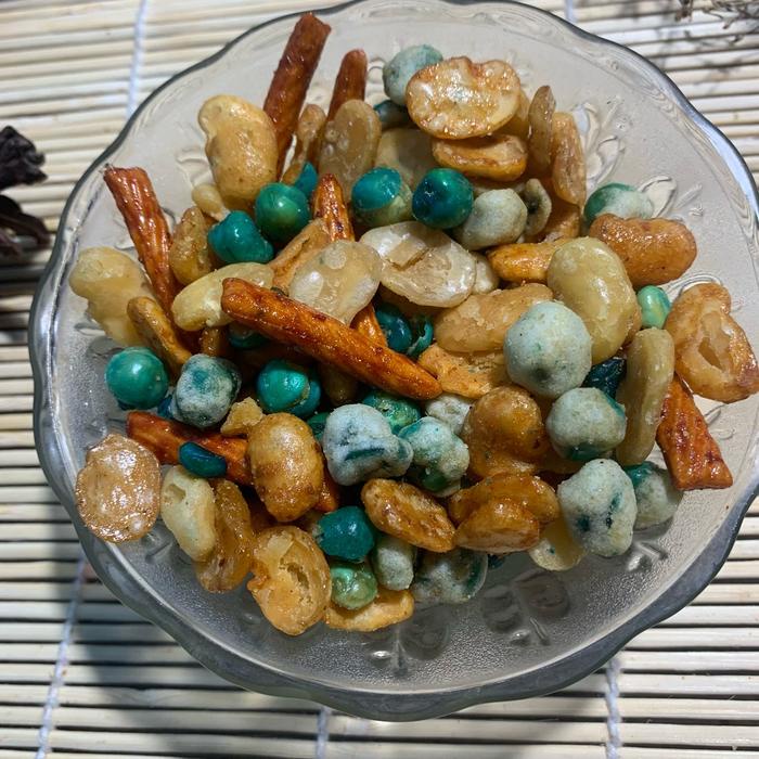 

terbaru !!! 1 kg kemasan kacang campur / kacang mix rasa pedas gurih dan renyah asin cemilan makanan